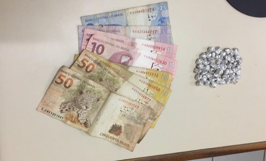 Ao atender ocorrências de tráfico de drogas, PM apreende mais de 50 pedras de crack e R$300,00 em dinheiro Ao atender ocorrências de tráfico de drogas, PM apreende mais de 50 pedras de crack e R$300,00 em dinheiro