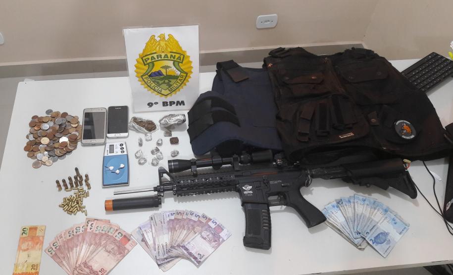 Dupla é surpreendida pela PM e fuzil de airsoft e colete balístico são apreendidos em Guaratuba
