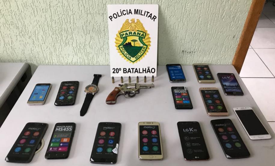 Dupla é flagrada pela Polícia Militar após roubo; revólver é apreendido e celulares recuperados Dupla é flagrada pela Polícia Militar após roubo; revólver é apreendido e celulares recuperados