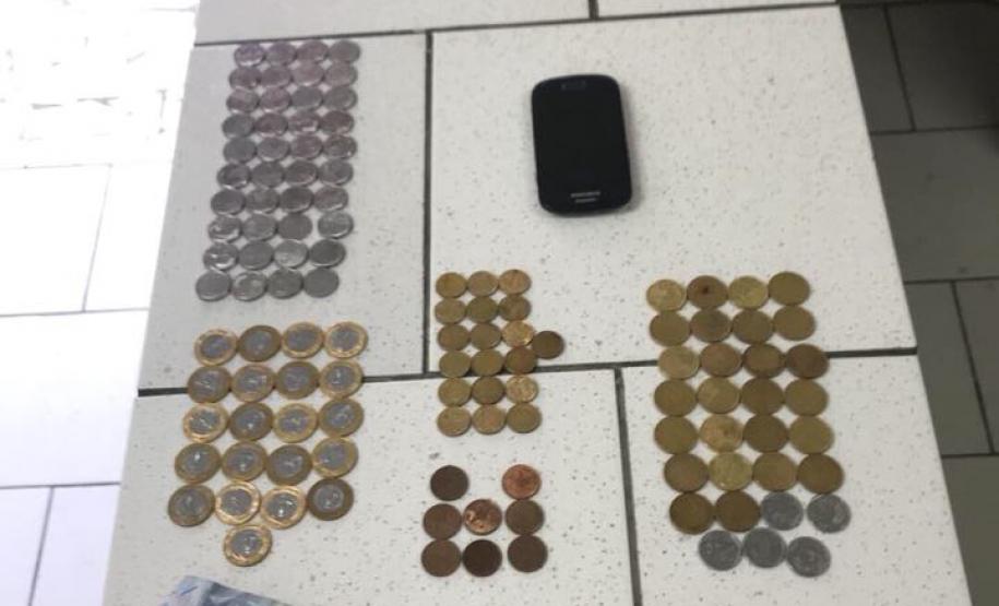 Ação da PM desarticula tráfico de drogas em Guaratuba e três são encaminhados; mais de 100 pedras de crack são apreendidas Ação da PM desarticula tráfico de drogas em Guaratuba e três são encaminhados; mais de 100 pedras de crack são apreendidas