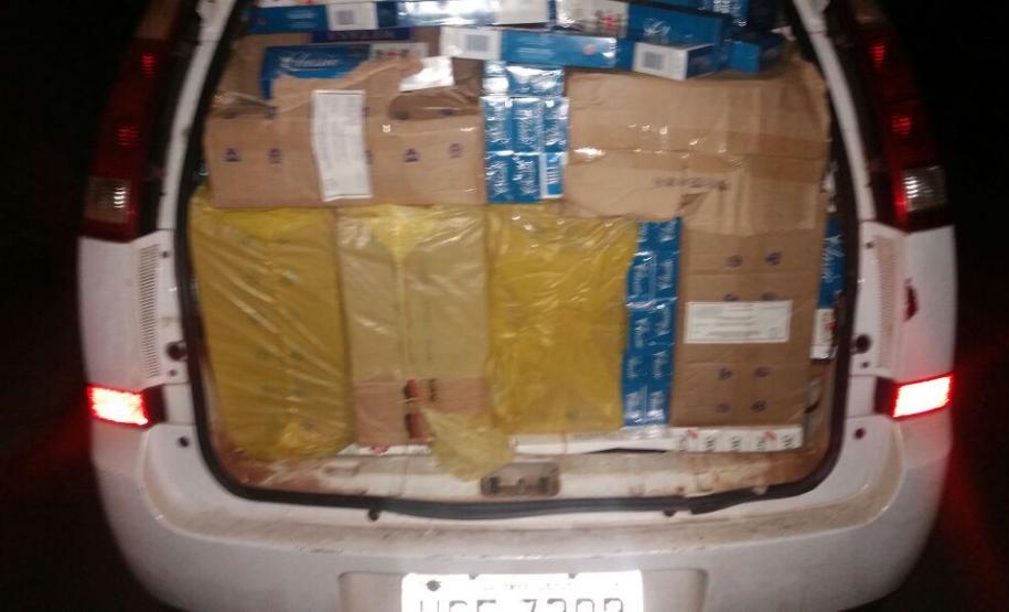 Veículo carregado com cigarros contrabandeados é apreendido pela PM em Cruzeiro do Oeste