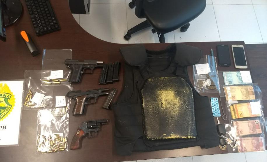 Polícia Militar apreende armas, carregadores, R$ 4,5 mil em dinheiro, colete balístico e maconha durante ação na RMC