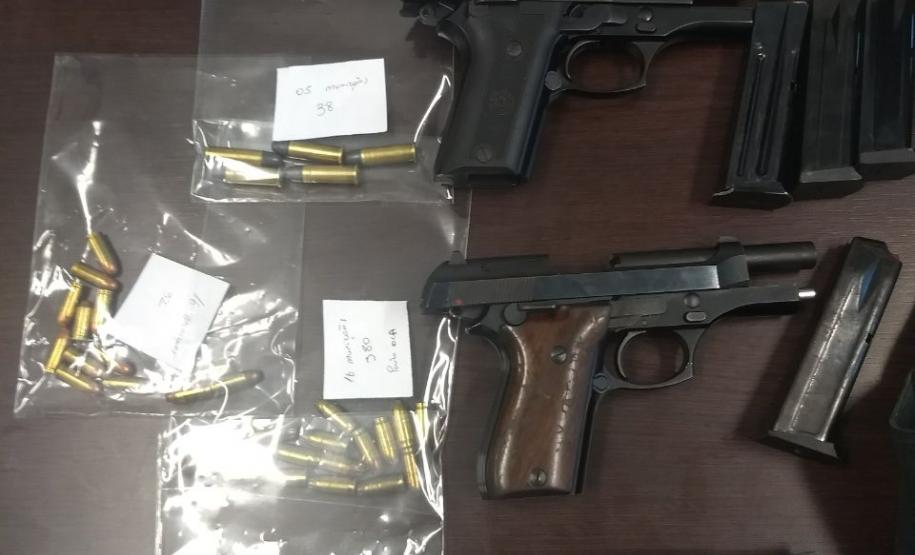 Polícia Militar apreende armas, carregadores, R$ 4,5 mil em dinheiro, colete balístico e maconha durante ação na RMC