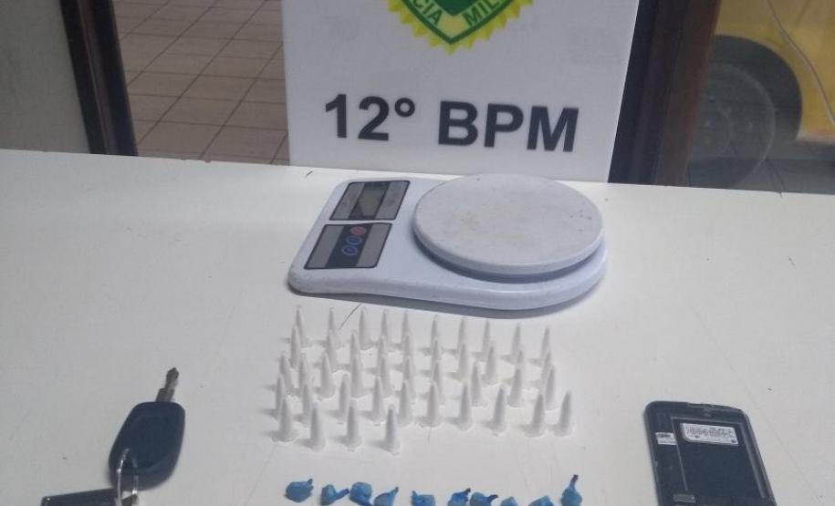 Foragido é capturado e outras duas pessoas são encaminhadas pela PM em Curitiba; drogas, produtos e veículo são apreendidos Foragido é capturado e outras duas pessoas são encaminhadas pela PM em Curitiba; drogas, produtos e veículo são apreendidos