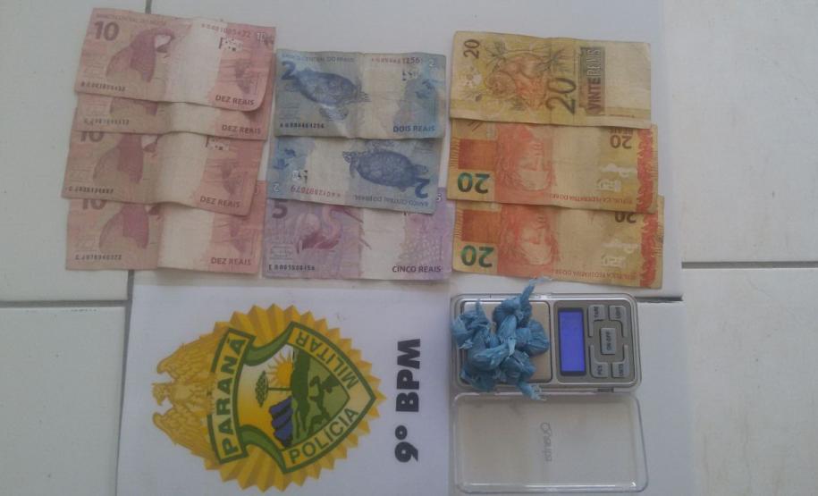 Em Antonina, militares estaduais abordam homem e apreendem dinheiro e maconha