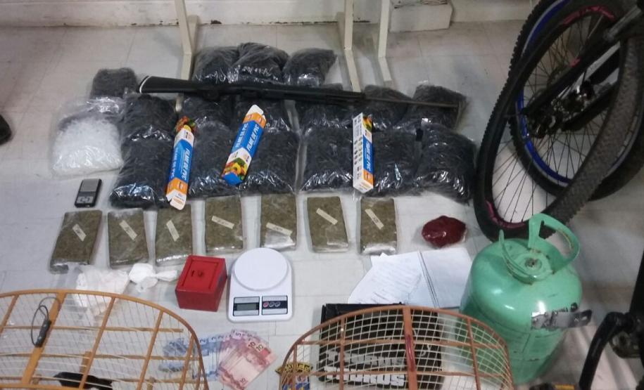 PM apreende drogas, dinheiro, espingarda, simulacro e pássaros silvestres na Capital do estado PM apreende drogas, dinheiro, espingarda, simulacro e pássaros silvestres na Capital do estado