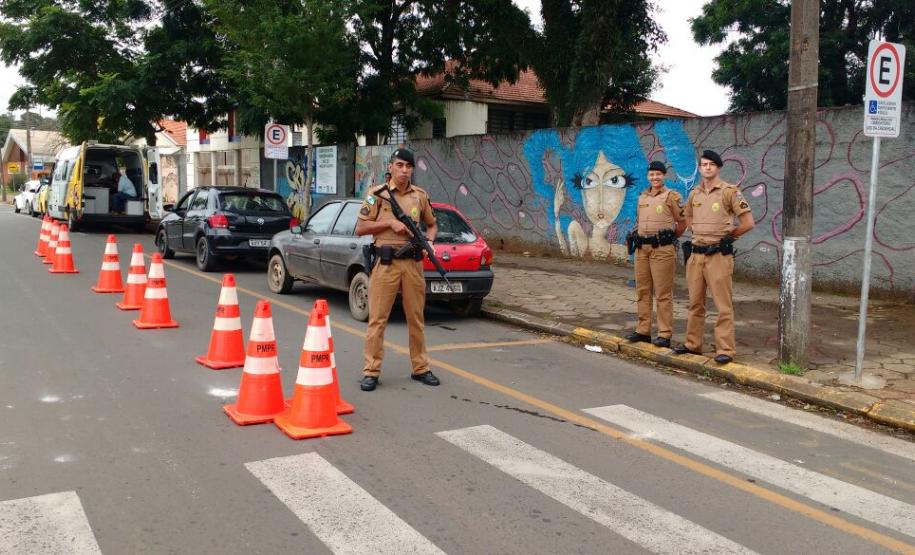 Veículos são apreendidos e uma pessoa é encaminhada com CNH falsa durante blitz da PM nos Campos Gerais