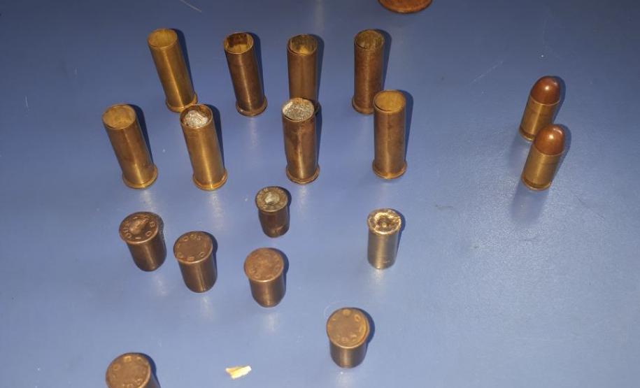 PM encaminha homem por agredir a esposa e a filha; munições e armamento são apreendidos