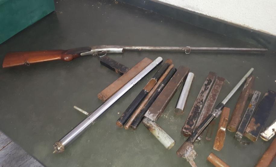 PM encaminha homem por agredir a esposa e a filha; munições e armamento são apreendidos