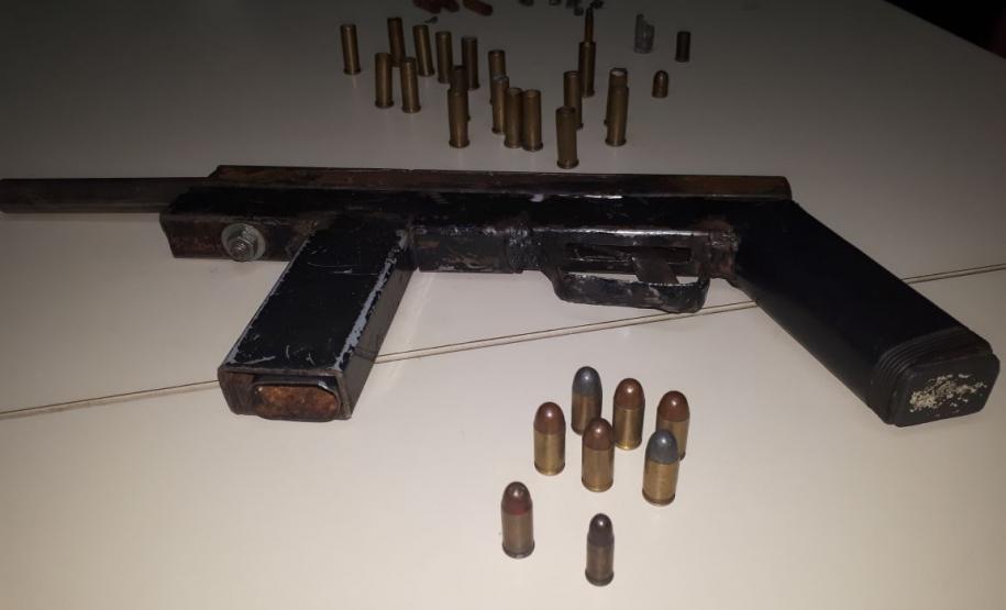 PM encaminha homem por agredir a esposa e a filha; munições e armamento são apreendidos