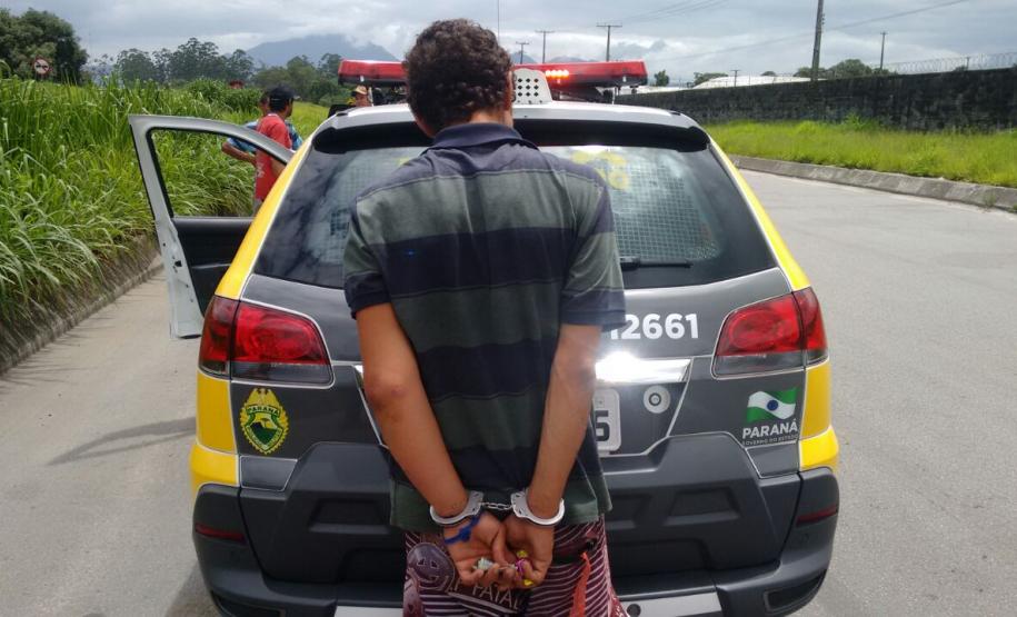 Homem ameaça pessoas com simulacro de arma de fogo e acaba conduzido pela PM à delegacia em Paranaguá