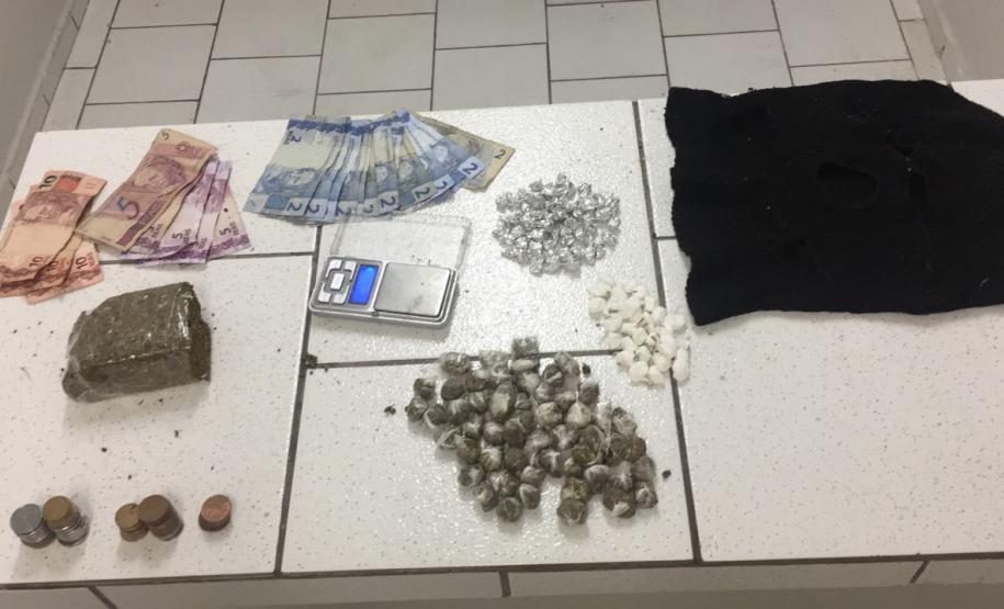 Atuação preventiva da PM contra o tráfico de drogas resulta em dois presos e drogas apreendidas em Guaratuba Atuação preventiva da PM contra o tráfico de drogas resulta em dois presos e drogas apreendidas em Guaratuba