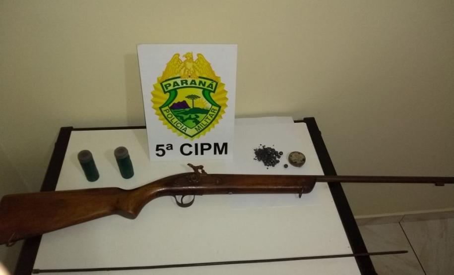 Policiais militares abordam veículo e apreendem espingarda, pólvora e munições no Noroeste do PR