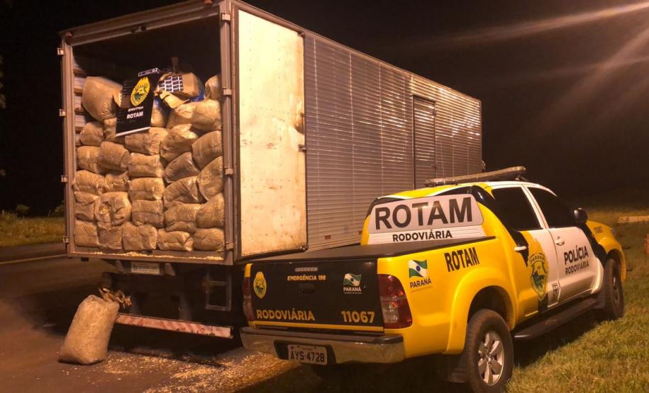 PM apreende 600 caixas de cigarro e encaminha homem no município de Altônia