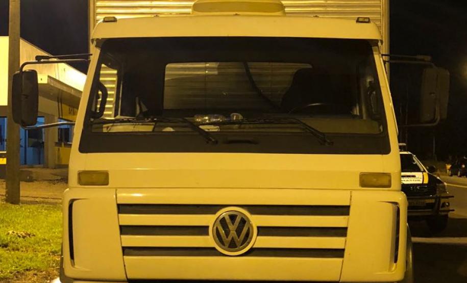 PM apreende 600 caixas de cigarro e encaminha homem no município de Altônia