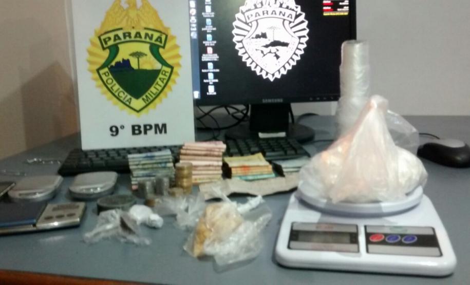 Mais de R$ 2.200,00 e quase 250 gramas de cocaína são apreendidos pela PM em Guaratuba