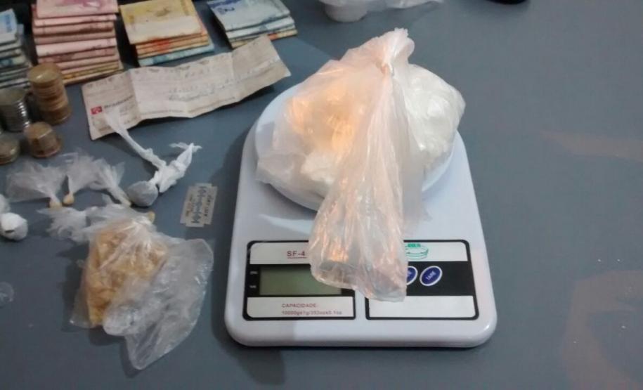 Mais de R$ 2.200,00 e quase 250 gramas de cocaína são apreendidos pela PM em Guaratuba