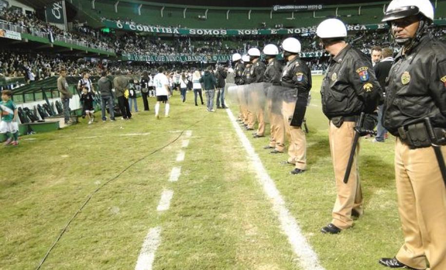 Durante o Atletiba, Polícia Militar encaminha cinco pessoas e dissipa tumultos entre torcidas rivais na Capital e RMC Durante o Atletiba, Polícia Militar encaminha cinco pessoas e dissipa tumultos entre torcidas rivais na Capital e RMC