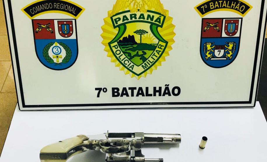 PM apreende arma de fogo em hotel de Cruzeiro do Oeste; rapaz é encaminhado