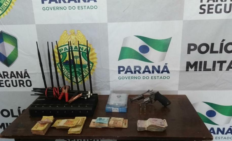 Em Londrina (PR), militares estaduais encaminham homem e apreendem arma e mais de R$ 8 mil