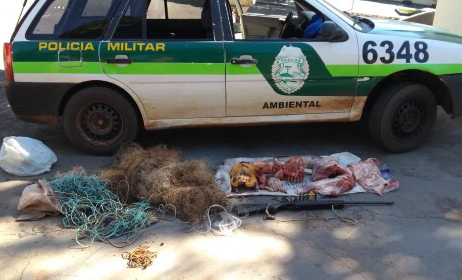 Redes, peixes vivos, animais silvestres abatidos, cartuchos e arma de fogo são apreendidos pelo BPAmb-FV