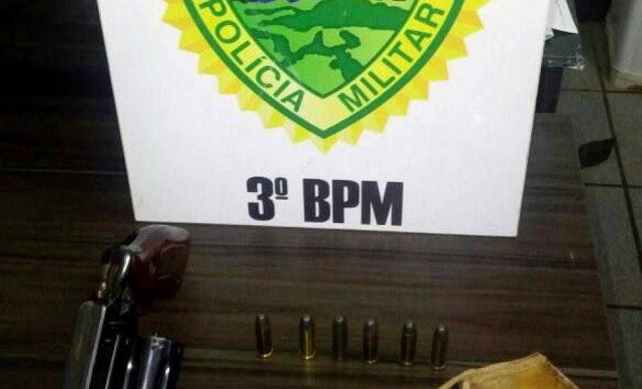 Revólver é apreendido e homem encaminhado pela PM durante ação na cidade de Palmas