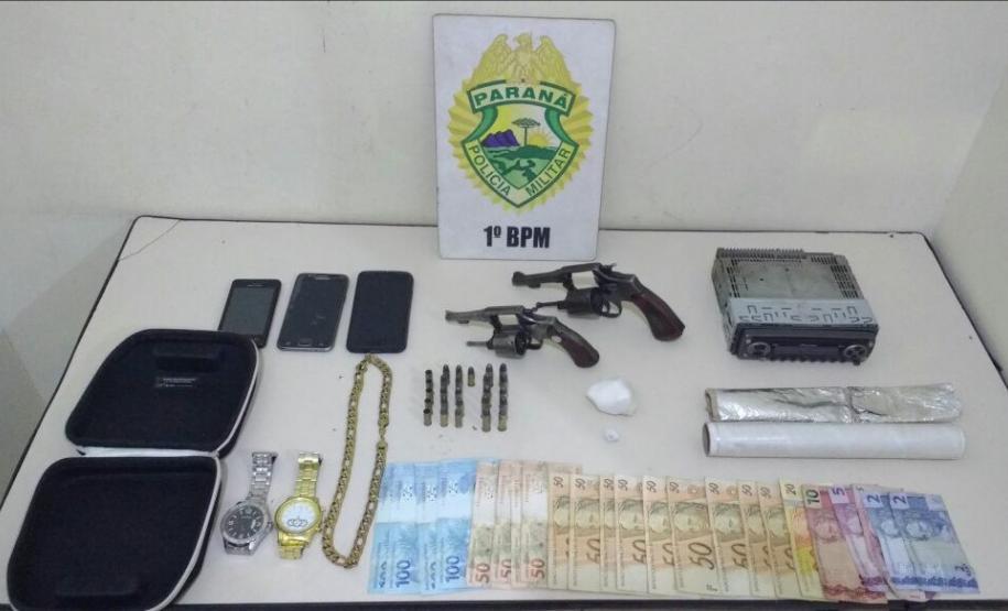 Policiais militares apreendem duas armas de fogo, drogas e encaminham três suspeitos à delegacia