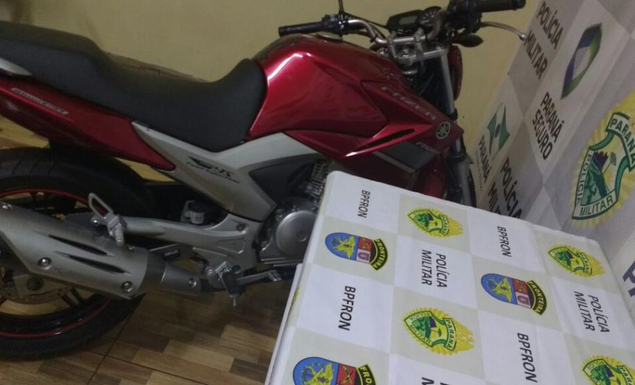BPFron recupera motocicleta e apreende embarcação carregada com mercadorias contrabandeadas em Guaíra