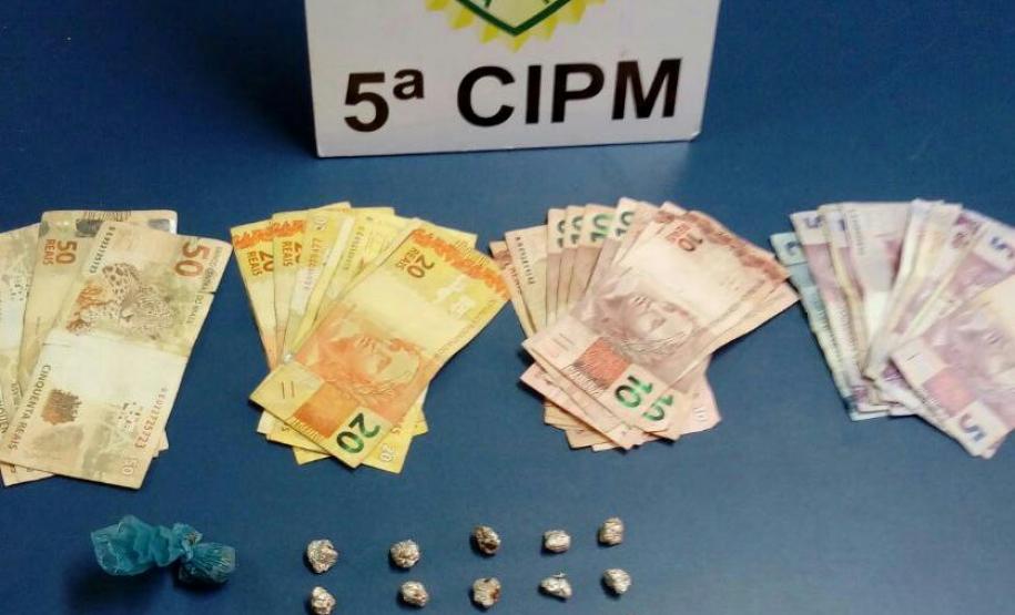 Pedras de crack, porções de maconha, dinheiro e um veículo são apreendidos pela PM em Cianorte