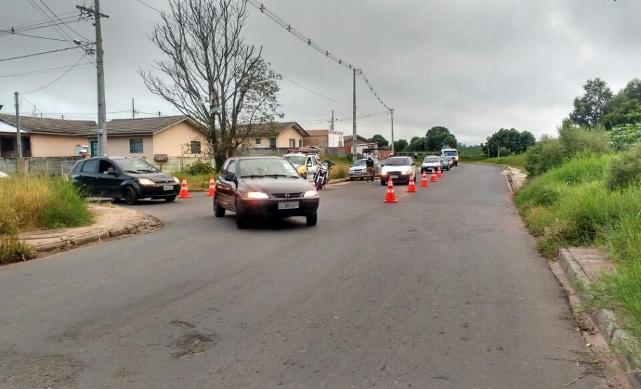 Militares estaduais cumprem mandados em Ponta Grossa e encaminham três pessoas; drogas e dinheiro são apreendidos