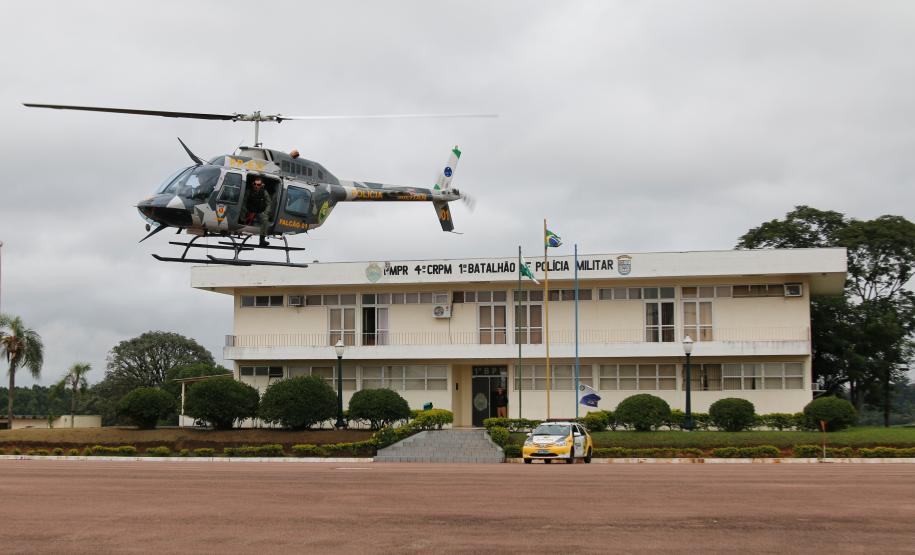 Militares estaduais cumprem mandados em Ponta Grossa e encaminham três pessoas; drogas e dinheiro são apreendidos