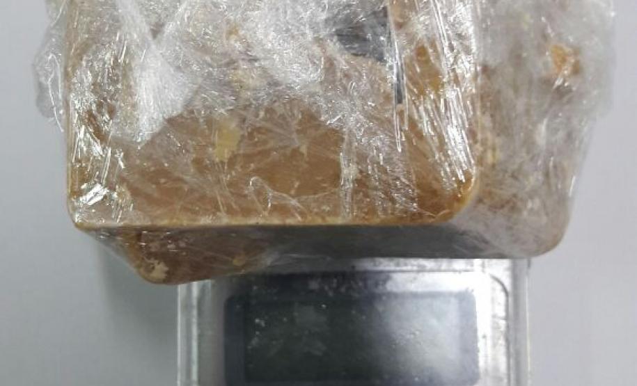 PM encaminha dois homens por tráfico e apreende drogas na RMC