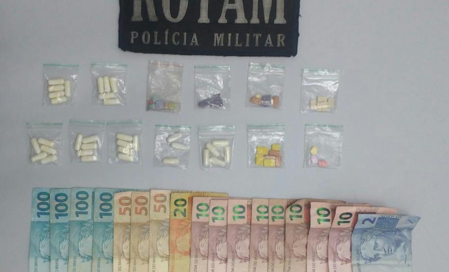PM encaminha dois homens por tráfico e apreende drogas na RMC
