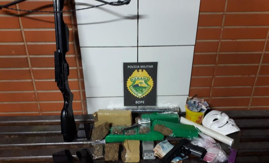 BOPE apreende crack, cocaína, maconha e dinheiro durante ações em Curitiba e RMC BOPE apreende crack, cocaína, maconha e dinheiro durante ações em Curitiba e RMC