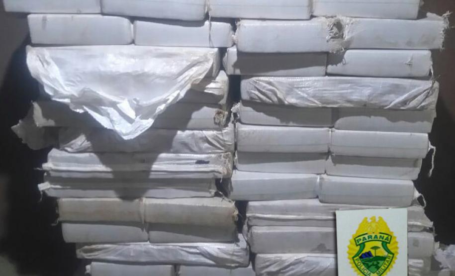 Polícia Militar apreende quase 900 quilos de maconha e revólver em Foz do Iguaçu (PR)