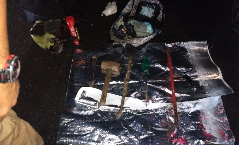 Militares estaduais apreendem objetos e conduzem trio à delegacia no Litoral do estado Militares estaduais apreendem objetos e conduzem trio à delegacia no Litoral do estado