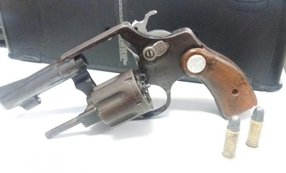 Equipes da PM apreendem revólver, simulacro, cocaína, crack e maconha durante ações em Curitiba Equipes da PM apreendem revólver, simulacro, cocaína, crack e maconha durante ações em Curitiba