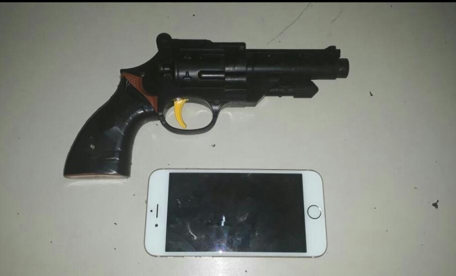 Equipes da PM apreendem revólver, simulacro, cocaína, crack e maconha durante ações em Curitiba Equipes da PM apreendem revólver, simulacro, cocaína, crack e maconha durante ações em Curitiba