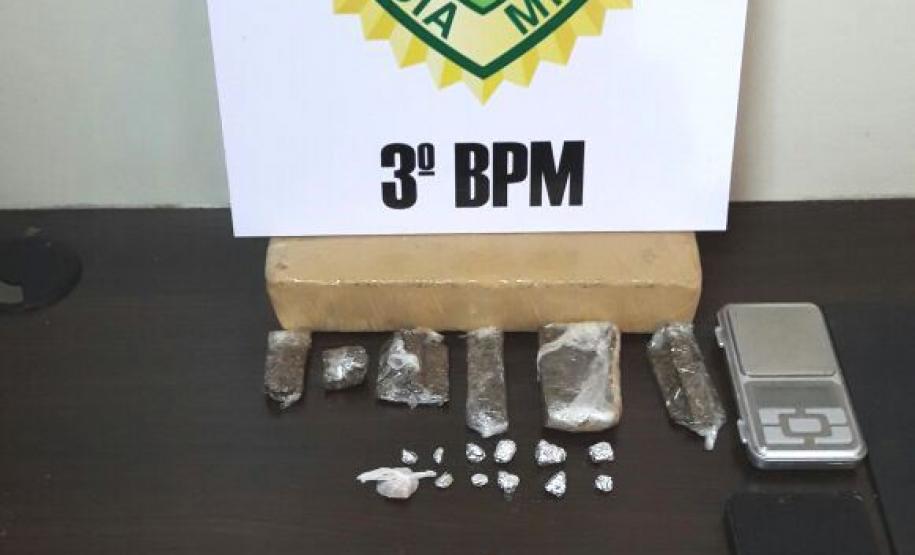 Polícia Militar apreende drogas e encaminha quatro pessoas à delegacia em Pato Branco (PR)