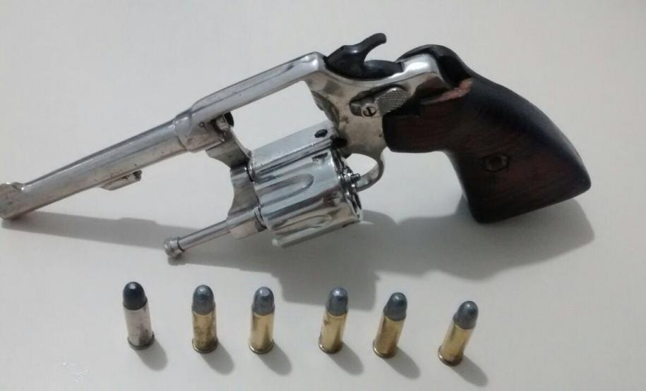 Polícia Militar encaminha duas pessoas e apreende arma de fogo e drogas no Norte do estado