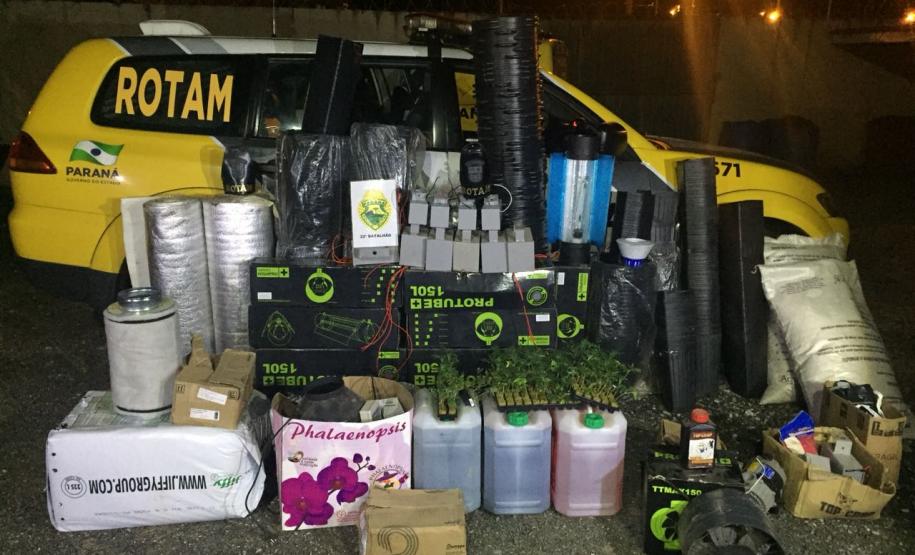 PM apreende 155 mudas de maconha, carregadores, munições, fertilizantes e demais materiais em Colombo