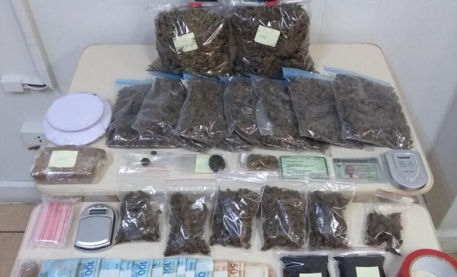 Equipes do BOPE apreendem maconha, crack, cocaína, haxixe, balanças de precisão e dinheiro na Capital do estado