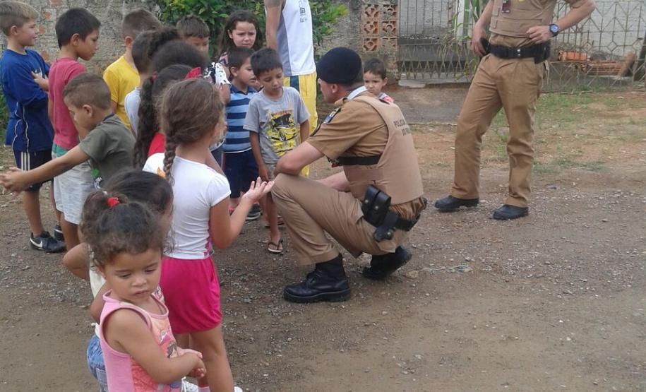 Policiais militares participam da 19º Mini Corrida das Crianças em Fazenda Rio Grande (PR)