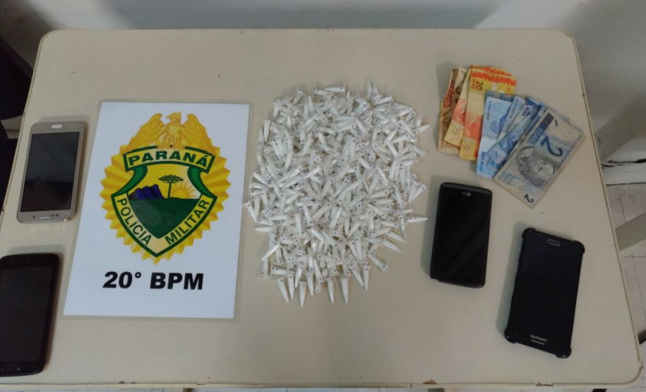 Dinheiro, pinos de cocaína, celulares e motocicleta com pendências administrativas são apreendidos pela Polícia Militar Dinheiro, pinos de cocaína, celulares e motocicleta com pendências administrativas são apreendidos pela Polícia Militar