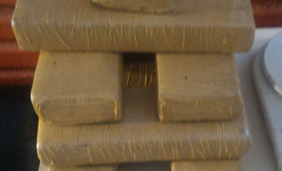 Policiais militares apreendem sete tabletes de maconha na cidade de Londrina, no Norte do estado Policiais militares apreendem sete tabletes de maconha na cidade de Londrina, no Norte do estado