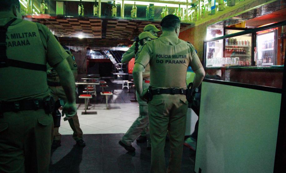 AIFU fecha estabelecimentos comerciais, apreende drogas e encaminha suspeitos durante operação em Curitiba
