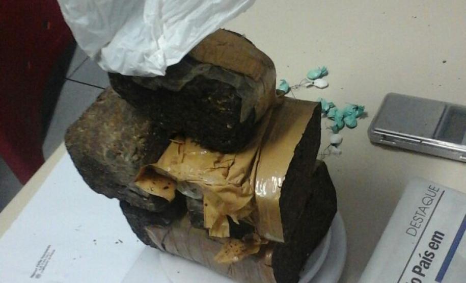 PM apreende droga e recupera veículo e objetos durante ações diferentes em Paranaguá (PR) PM apreende droga e recupera veículo e objetos durante ações diferentes em Paranaguá (PR)