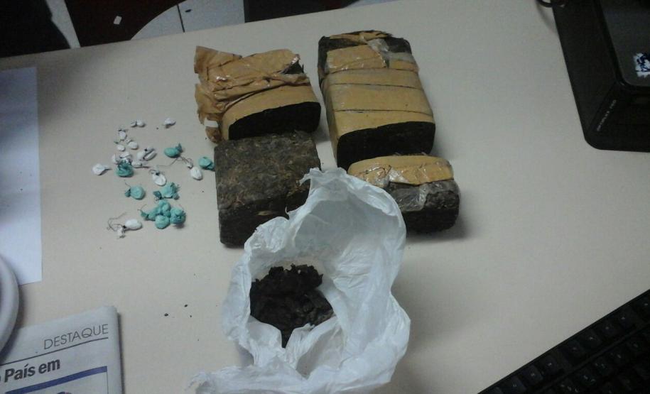 PM apreende droga e recupera veículo e objetos durante ações diferentes em Paranaguá (PR) PM apreende droga e recupera veículo e objetos durante ações diferentes em Paranaguá (PR)