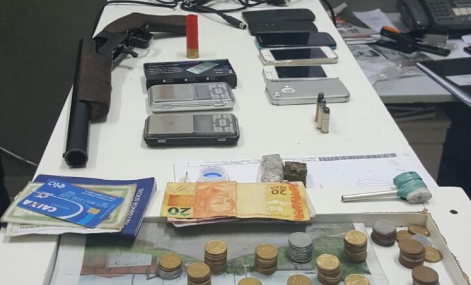 Arma, munições e objetos são apreendidos pela PM na Lapa; homem com mandados em aberto é preso