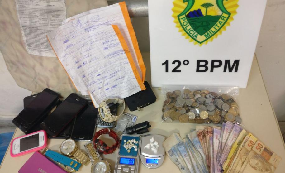 Drogas, dinheiro, objetos, balanças de precisão e colete balístico são apreendidos pela PM durante ação em Curitiba e RMC Drogas, dinheiro, objetos, balanças de precisão e colete balístico são apreendidos pela PM durante ação em Curitiba e RMC